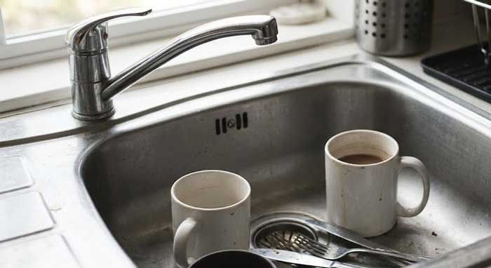 Άδειασμα νεροχύτη από άπλυτα αντικείμενα