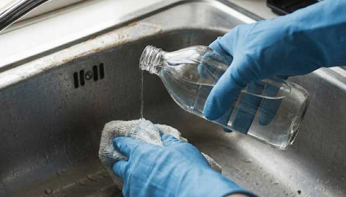 Λευκό ξύδι σε νεροχύτη