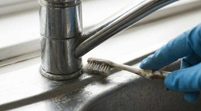 Καθαρισμός νεροχύτη με φυσικά μέσα και οδοντόβουρτσα για τους αρμούς και τις συνδέσεις.