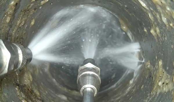 Εκτόξευση νερού με πίεση στο σωλήνα.