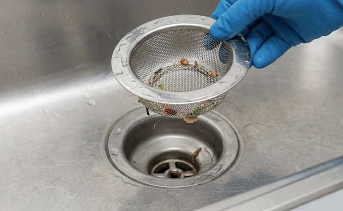 ΞΕΒΟΥΛΩΜΑ ΝΕΡΟΧΥΤΗ ΜΕ ΑΤΣΑΛΙΝΑ - Βήμα 2: Αφαίρεση της τάπας ή του φίλτρου αποχέτευσης