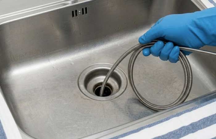 ΞΕΒΟΥΛΩΜΑ ΝΕΡΟΧΥΤΗ ΜΕ ΑΤΣΑΛΙΝΑ - Βήμα 3: Εισαγωγή της ατσαλίνας στον αγωγό