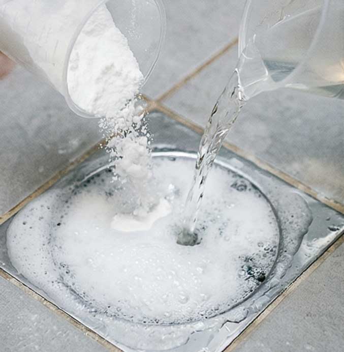 Μίγμα μαγειρικής σόδας και λευκού ξυδιού σε ΒΟΥΛΩΜΕΝΟ ΣΙΦΩΝΙ ΔΑΠΕΔΟΥ.